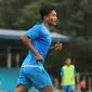 Ahmad Nur Hardianto ikut berlatih bersama Arema FC Lapangan Dirgantara Lanud Abd Saleh, Malang, Senin (4/12/2017). Namun, Hardianto tidak berstatus sebagai pemain Arema. (Liputan6.com/Rana Adwa)