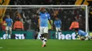 Pemain Manchester City Raheem Sterling memegangi kepalanya setelah pemain Wolverhampton Wanderers Matt Doherty membobol gawang timnya pada pertandingan Liga Inggris di Molineux Stadium, Wolverhampton, Inggris, Jumat (27/12/2019). Manchester City kalah 2-3. (AP Photo/Rui Vieira)