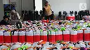 Petugas melakukan pengecekan koper para jemaah haji di Asrama Haji Pondok Gede, Jakarta, Selasa (23/5/2023). Keberangkatan jemaah haji kloter pertama akan dimulai pada Rabu, 24 Mei 2023. (merdeka.com/Imam Buhori)