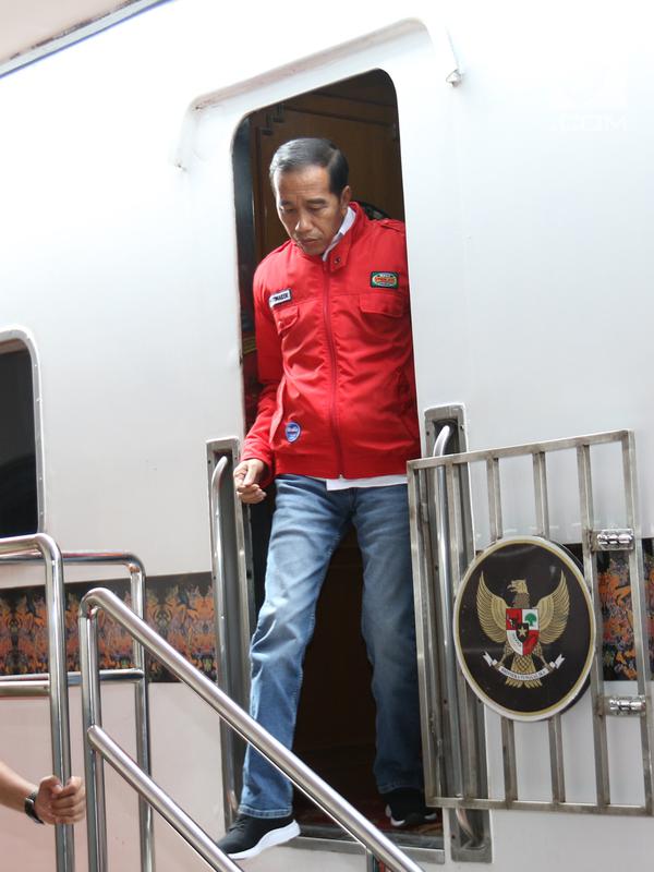 Presiden Joko Widodo turun dari kereta setibanya di Stasiun Cibatu, Garut, Jawa Barat, Jumat (18/1). Jokowi beserta Ibu Negara Iriana Joko Widodo bertolak menuju Garut untuk meninjau reaktivasi jalur kereta api Cibatu-Garut. (Liputan6.com/Angga Yuniar)
