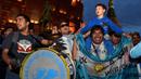 Para suporter Argentina bernyanyi mendukung negaranya saat berada di Kremlin, Moskow, Senin (11/6/2018). Jelang Piala Dunia, para suporter mulai berdatangan ke Rusia. (AFP/Vasily Maximov)