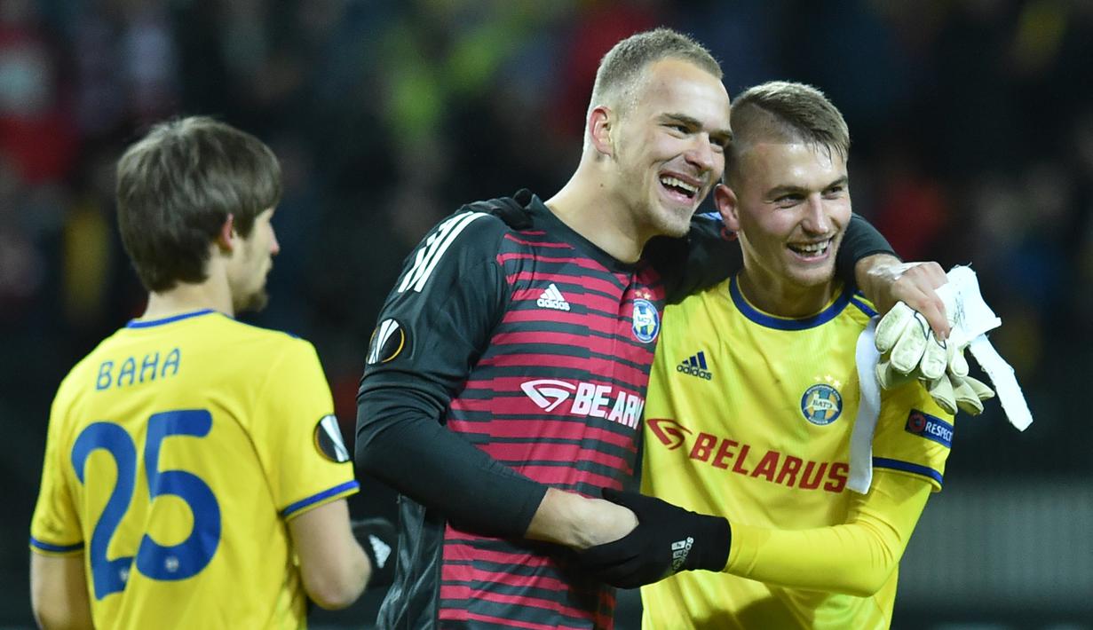 Ekspresi kebahagiaan pemain Bate Borisov pada leg 1,32 besar Liga Europa yang berlangsung di stadion Borisov Arena, Borisov, Jumat (15/2). Arsenal tumbang 0-1 kontra Bate Borisov. (AFP/Sergei Gapon)