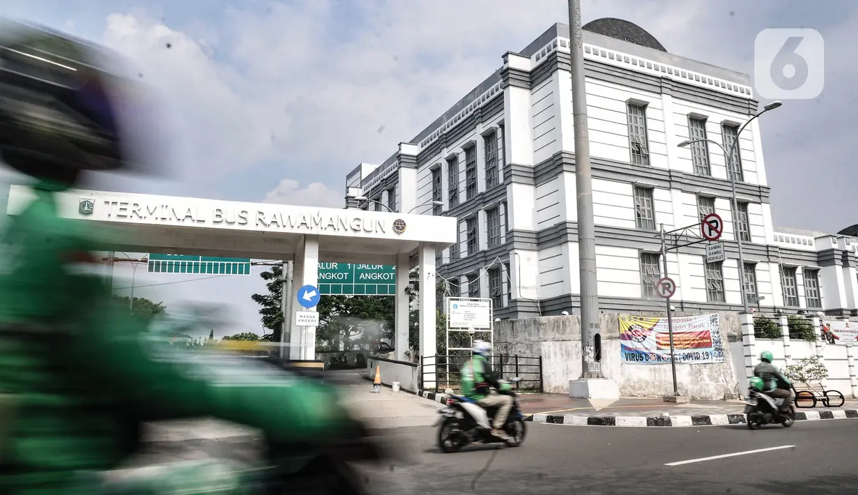Pengendara melintas di depan Terminal Rawamangun, Jakarta, Senin (20/7/2020). Revitalisasi Terminal Rawamangun diharapkan dapat selaras dengan program Pemprov DKI Jakarta untuk mengintegrasikan antarmoda transportasi. (merdeka.com/Iqbal S Nugroho)