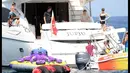Brad dan Angelina pun menyewa sebuah kapal pesiar untuk mengajak anak-anaknya bermain di tengah laut Malta, Senin (15/9/14). (Dailymail)