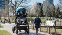 Kini, para orang tua dapat uji coba stroller untuk bayi mereka.