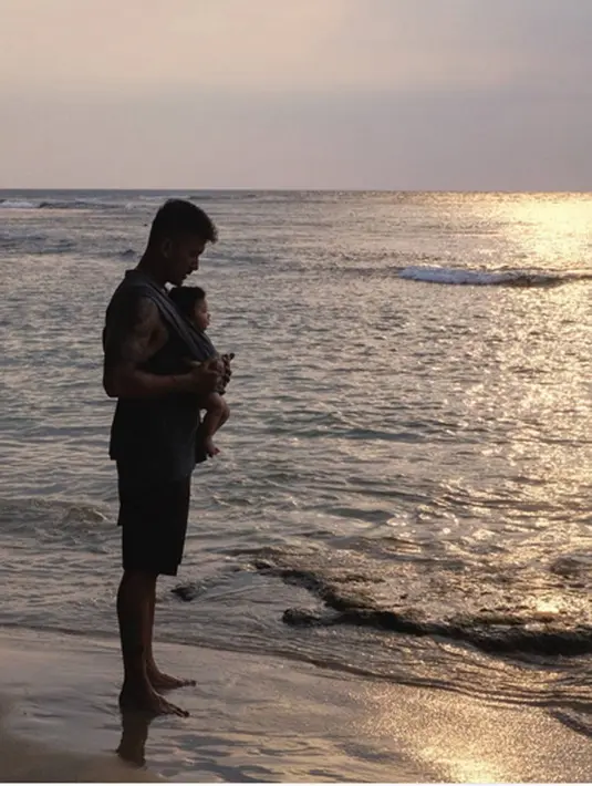 Setelah beberapa tahun menikah, pasangan Rio Dewanto dan Atiqah Hasiholan dikaruniai momongan. Juni tahun ini, Atiqah melahirkan secara normal bayi cantik yang diberi nama Salma Jihane Putri Dewanto. (Instagram/riodewanto)