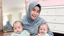 <p>Anisa Rahma bersama anak kembarnya (Instagram/anisarahma_12)</p>