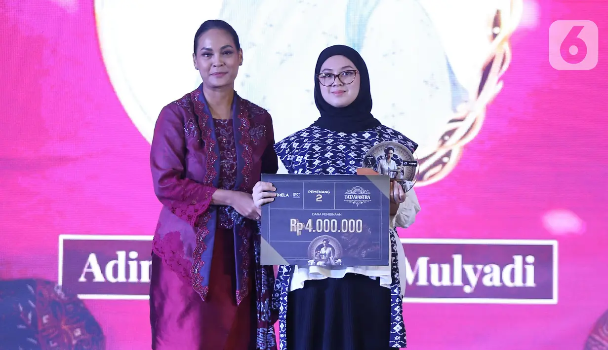 Juara dua Tata Wastra "Announcement Winner Competition" Adinda Tri Lovley Mulyadi saat menerima hadiah dalam acara Cita dan Cipta 2024 yang diadakan Liputan6.com x Fimela di Hotel Shangri-La Jakarta, Rabu (31/7/2024) malam. (Liputan6.com/Angga Yuniar)