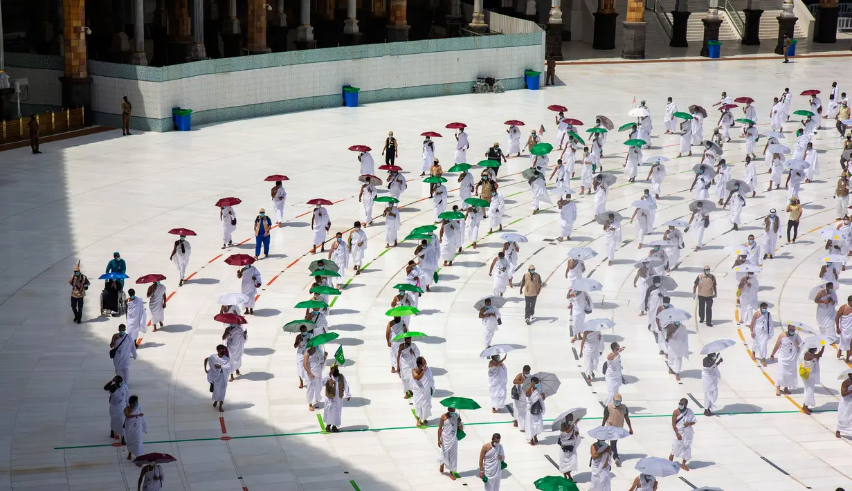 Sejumlah jemaah saling jaga jarak saat melakukan tawaf mengelilingi Ka'bah di dalam Masjidil Haram saat melakukan rangkaian ibadah haji di Kota Suci Mekkah, Arab Saudi, Rabu (29/7/2020).  Karena pandemi virus corona COVID-19, pemerintah Arab Saudi hanya membolehkan sekitar 10.000 orang. (AP Photo)