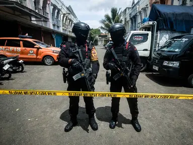 Polisi dari unit penjinak bom (Jibom) satuan Brimob Polda Jabar berjaga di sekitar depan Gereja Kristen Protestan Simalungun (GKPS) di Bandung, Jawa Barat pada Jumat 19 Desember 2025. Sebuah benda mencurigakan di depan gereja Gereja Kristen Protestan Simalungun (GKPS). (Timur Matahari/AFP)
