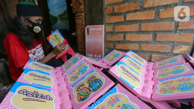 Melukis Kerajinan Kayu di Tengah Pandemi