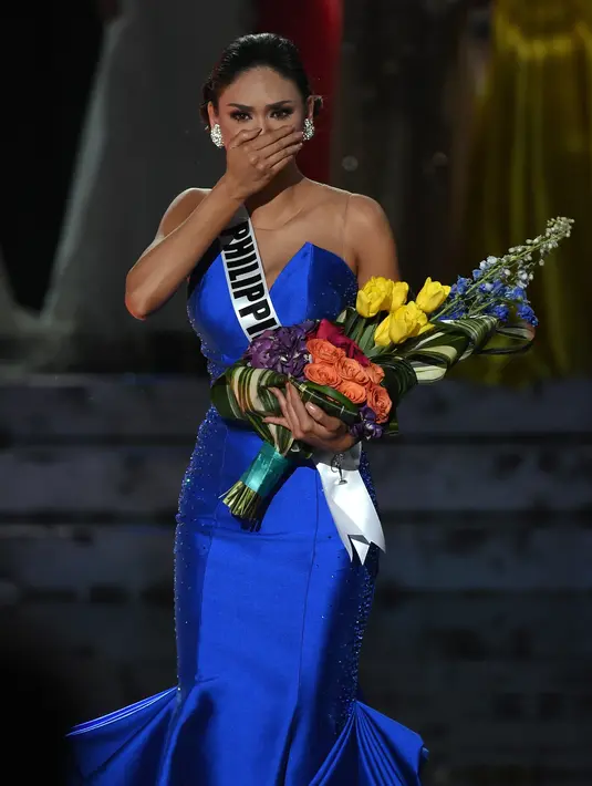 Wanita cantik keturunan Jerman dan Filipina ini sempat terkejut dengan pengumuman akhir jika dirinya yang merupakan pemenang Miss Universe 2015. Karena sebelumnya memang terjadi kesalahpahaman. (AFP/Bintang.com)
