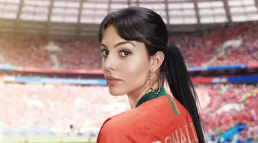 Georgina Rodriguez, perempuan kelahiran 27 Januari 1994 yang menjadi pujaan hati Cristiano Ronaldo. Georgina selalu tampil cantik di berbagai momen. Termasuk saat ia mendukung Ronaldo dari tribun dengan mengenakan jersey timnas Portugal dengan nameset Ronaldo. (Liputan6.com/IG/@georginagio)