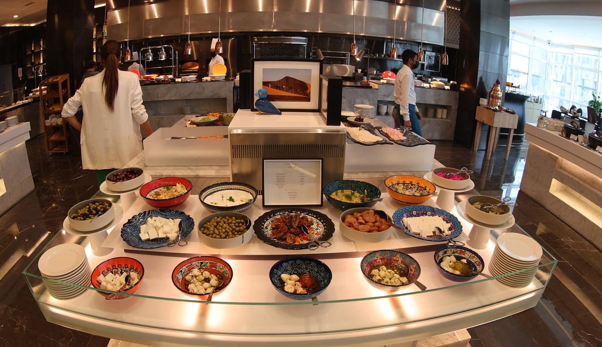 Ruang makan yang tersedia di Hotel Pullman Doha West-Bay menampilkan beberapa konsep makan yang inovatif dengan sentuhan urban. Restoran Avenue menyajikan sarapan, makan siang dan makan malam dengan tema menyatukan orang-orang lewat konsep khas restoran, CuisInMotion. (AFP/Karim Jaafar)