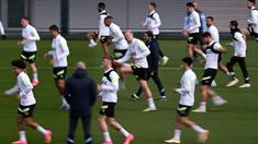 Pemain Manchester City, Erling Haaland (tengah) bersama sejumlah rekannya melakukan latihan menjelang laga semifinal Liga Champions 2022/2023 melawan Real Madrid di Manchester City training ground, Manchester, Inggris, Rabu (16/05/2023) waktu setempat. (AFP/Oli Scarff)