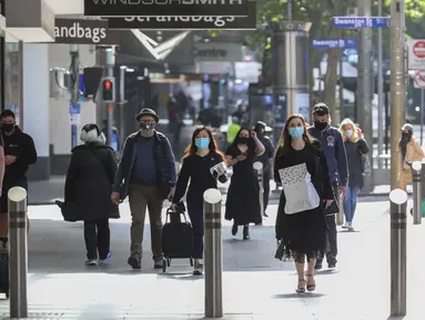 Orang-orang berjalan melintasi Bourke Street Shopping mall di Melbourne, Australia, Rabu (28/10/2020). Melbourne, kota terbesar kedua Australia, akhirnya dibuka kembali setelah pemberlakuan lockdown yang ketat selama lebih dari tiga bulan akibat Covid-19.  (AP Photo/Asanka Brendon Ratnayake)