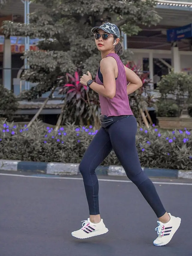 6 Potret Regina Poetiray Vokalis Geisha saat Olahraga Lari, Tampil Energik