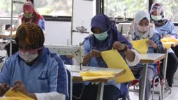 Para ibu yang mengikuti pelatihan kerja membuat masker dari bahan kain di Balai Latihan Kerja (BLK) Larangan, Tangerang, Senin (6/4/2020). Pemkot Tangerang memproduksi sendiri masker kain untuk didistribusikan ke wilayah Tangerang di tengah pandemi virus corona Covid-19. (Liputan6.com/Angga Yuniar)
