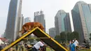 Pelatih sedang melatih anjing peliharaan dalam ajang Purina Pro Plan Boot Camp di Senayan, Jakarta (06/10). Dalam ajang ini, peserta  juga belajar memahami perilaku kucing dan anjing peliharaan. (Liputan6.com/Fery Pradolo)
