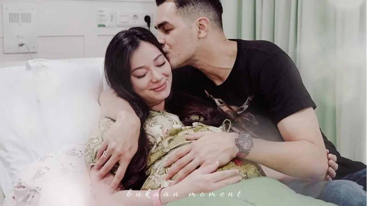 Asmirandah dikecup Jonas Rivano. (Foto: Dok. Bukaan Moment)