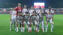 Para pemain Persijap Jepara foto bersama saat laga uji coba melawan Persipura Jayapura di Stadion Gelora Bumi Kartini (GBK) Jepara, Sabtu (26/7/2025). (Bola.com/M. Iqbal Ichsan)