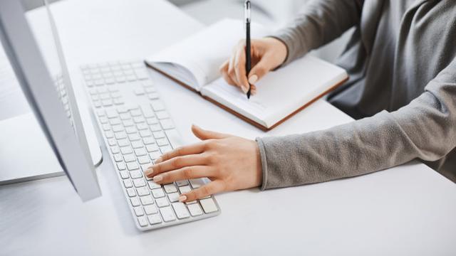 Ilustrasi mengirim cv lewat email