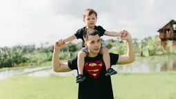 Ketampanannya itupun terlihat pula pada putra pertamanya Lucio Otthild William. Lahir pada 10 November 2016, kini Lucio pun tumbuh semakin besar dan menggemaskan seperti wajah ayahnya. (Liputan6.com/IG/@stefannwilliam)