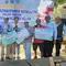 Forkopimda Kota Depok menyerahkan hadiah lomba mancing pada HUT ke-80 Bhayangkara, Depok. (Liputan6.com/ Dicky Agung Prihanto)