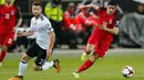 Pemain timnas Jerman, Shkodran Mustafi berusaha merebut bola dari pemain Azerbaijan, Ramil Sheidaev pada babak kualifikasi Piala Dunia 2018 zona Eropa di Stadion Fritz Walter, Minggu (8/10). Jerman sukses melumat Azerbaijan 5-1. (AP/Michael Probst)