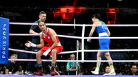 Momen petinju Algeria Imane Khelif (merah) melawan petinju Italia Angela Carini di cabor tinju kelas 66kg pada ajang Olimpiade 2024 di North Paris Arena, Villepinte, 1 Agustus 2024. (MOHD RASFAN / AFP)