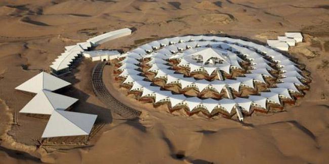 Desert Lotus Hotel dipotret dari atas | (c) amusingplanet.com