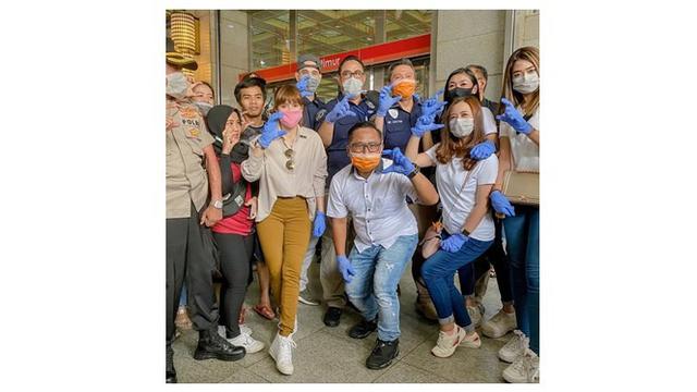 Virus Corona Meluas, Ini 7 Potret Seleb Bagi-Bagi Masker dan Hand Sanitizer