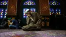 Muslim Kashmir sedang berdoa selama bulan ramadan di sebuah tempat suci di Srinagar, Kashmir yang dikuasai India, 7 Mei 2019. Saat ini umat Islam di seluruh dunia sedang menjalankan ibadah di bulan Ramadan dengan menahan lapar, haus, dan hawa nafsu mulai fajar hingga senja. (AP/Mukhtar Khan)