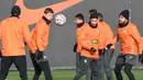 Pemain Shakhtar Donetsk, Valeriy Bondar, saat melakukan latihan jelang laga Liga Champions di Kiev, Senin (30/11/2020). Shakhtar Donetsk akan berhadapan dengan raksasa Spanyol, Real Madrid. (AFP/Sergei Supinsky)