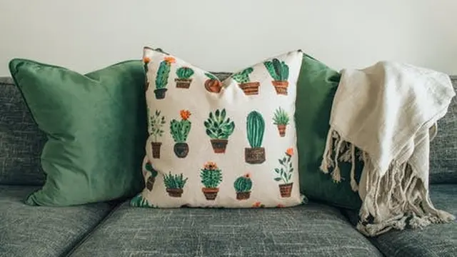 Menggunakan Sarung Bantal Berbahan Katun