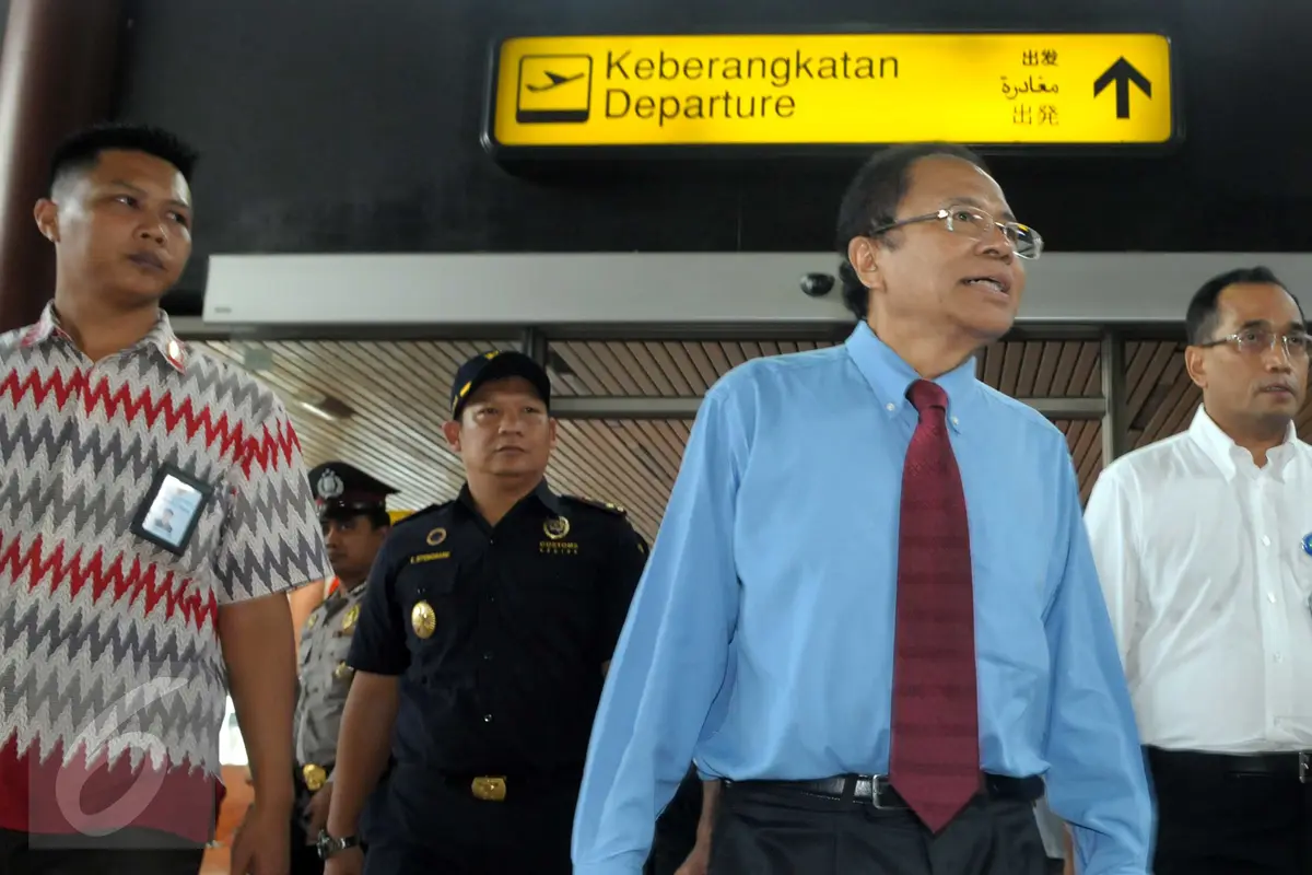 20160425-Sidak Bandara Soetta, Menko Rizal Temukan Turis Dipungut Biaya Visa-Tangerang