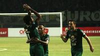 Ekspresi pemain Persebaya Surabaya, Fandry Imbiri, setelah mencetak gol ke gawang Persipura Jayapura, di Stadion Gelora Bung Tomo, Selasa (29/5/2018). (Bola.com/Aditya Wany)