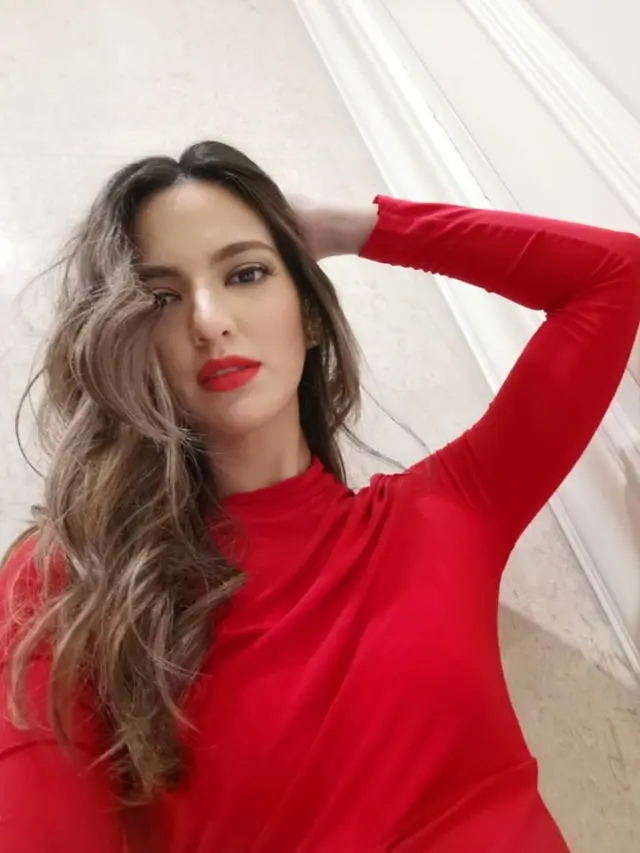 FOTO: Gaya Nia Ramadhani Saat Pakai Busana Merah, Menawan