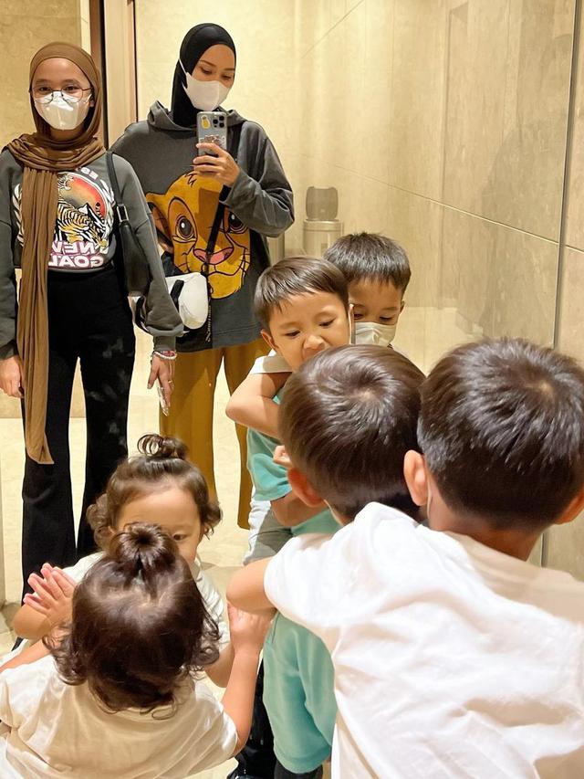 Zaskia Adya Mecca dan anak-anak