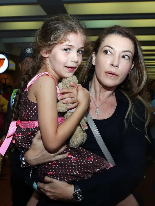 Meskipun lelah dengan perjalanan jauhnya dari Turki, Isabella tetap tersenyum menyapa para fans-nya di Indonesia, terutama yang telah menunggu para pemain 'Elif' di Bandara Soekarno-Hatta. (Deki Prayoga/Bintang.com)