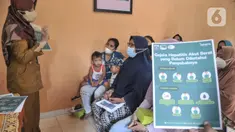Petugas Promosi Kesehatan Puskesmas Kecamatan Menteng saat sosialisasi pencegahan Hepatitis Akut di Rukun Warga 03, Kelurahan Cikini, Jakarta, Senin (23/5/2022). Sosialisasi guna mencegah penyebaran sekaligus mengimbau warga menerapkan Pola Hidup Bersih dan Sehat (PHBS) agar terhindar penyakit Hepatitis Akut yang marak menyerang anak-anak. (merdeka.com/Iqbal S Nugroho)