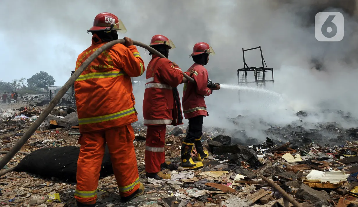 Petugas pemadam kebakaran berusaha memadamkan api yang membakar rumah semi permanen dan lapak barang bekas di Bintara Jaya, Bekasi, Jawa Barat, Kamis (21/9/2023). Kebakaran terjadi sekitar pukul 9.30 WIB. (merdeka.com/Imam Buhori)