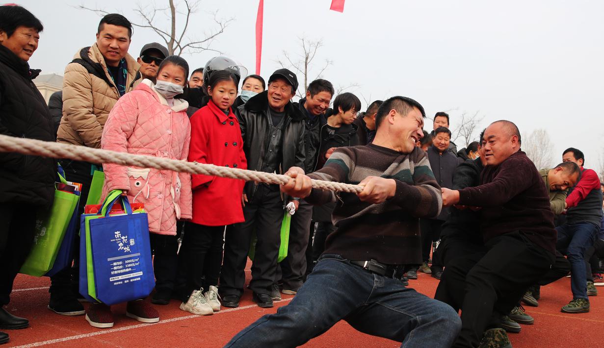 Para petani berpartisipasi dalam perlombaan tarik tambang di Yaogou di Sihong, Suqian, Provinsi Jiangsu, China, 27 Desember 2020. Rangkaian perlombaan seru diadakan setiap tahun sejak 2018 di Yaogou menjelang Tahun Baru. (Xinhua/Xu Changliang)