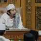 Gus Iqdam ketika menjelaskan keutamaan malam Nisfu Sya'ban dalam pengajiannya. (Foto: SS YT Gus Iqdam Official)