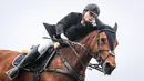 Atlet berkuda tim Djiugo, Reshwara Radinal beraksi pada nomor Show Jumping 110 cm saat ajang Solidarity Equestrian Challange 2022 yang berlangsung di Jakarta International Equestrian Park, Jakarta Timur, Minggu (30/01/2022). (Bola.com/Bagaskara Lazuardi)