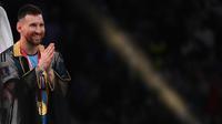 Pemain Argentina, Lionel Messi menggunakan pakaian tradisional Abaya setelah pengalungan medali dalam&nbsp;upacara penyerahan trofi Piala Dunia 2022 di Lusail Stadium, Qatar, Senin (19/12/2022). (AFP/Franck Fife)