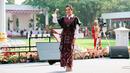 <p>Lyodra Ginting menjadi salah seorang tamu istimewa yang berkesempatan membawakan lagu daerah di upacara peringatan Hari Ulang Tahun (HUT) ke-77 Republik Indonesia (RI) di Istana Merdeka, Rabu (17/8/2022). Pada momen tersebut, penyanyi muda ini mengenakan dress tenun modern yang sangat elok. (Instagram/lyodraofficial)</p>