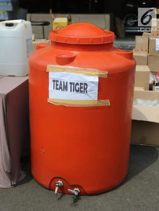 Barang bukti tangki air tempat alkohol diperlihatkan saat rilis di Polres Metro Jakarta Utara, Jumat (6/4). Miras yang diedarkan di masyarakat tersebut tanpa disertai adanya label POM dan Depkes. (Liputan6.com/Arya Manggala)
