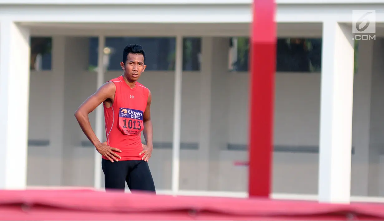 Atlet lompat tinggi putra DKI Jakarta, Rizky Ghusyafa saat melakukan lompatan pemecahan rekor pada Kejurnas Atletik di Stadion Madya Senayan, Jakarta, Selasa (8/5). Rizky gagal melampaui lompatan setinggi 2,16 meter. (Liputan6.com/Helmi Fithriansyah)