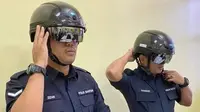 Petugas Kereta Malaysia Dilengkapi Helm Pemindai Suhu. Dok: KTMB